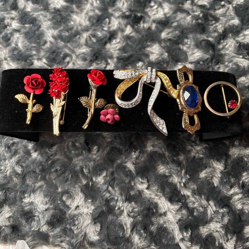 Lot of assorted brooches